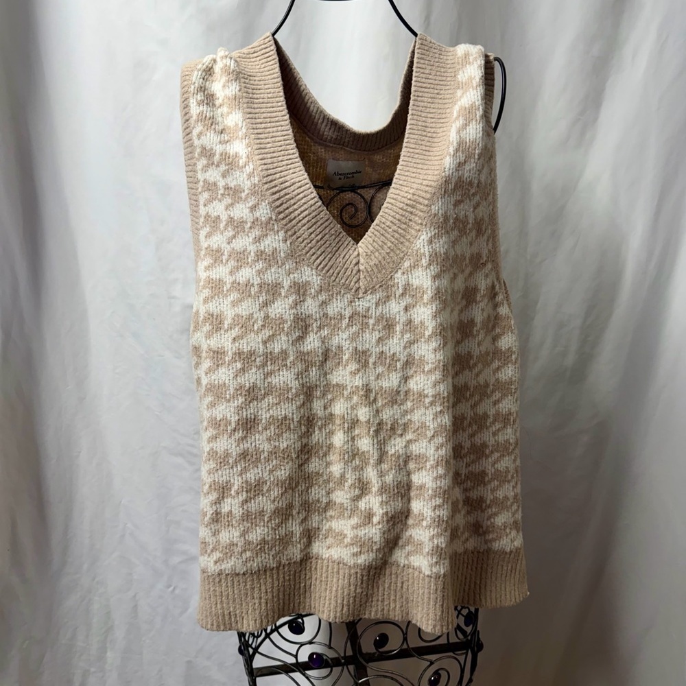 Abercrombie & Fitch tan houndstooth knit vest size XL